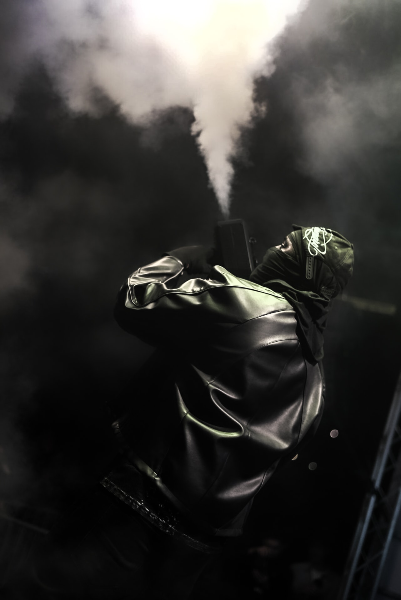 Rappeur de dos dans le jet de fumée, noir et blanc cinématographique