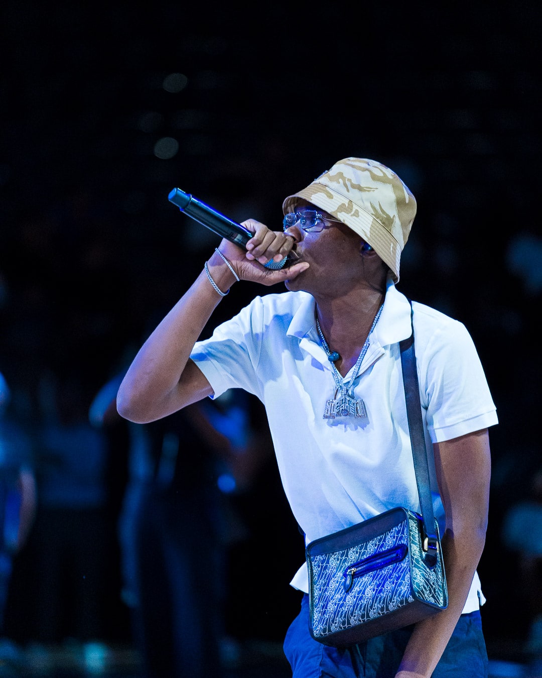 Rappeur au micro, bob sur la tête