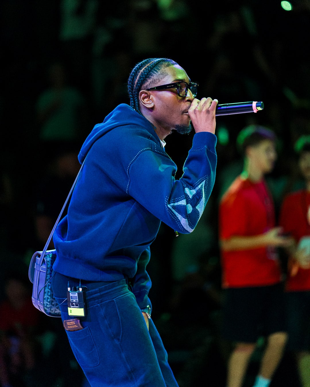 Rappeur au micro, veste bleue