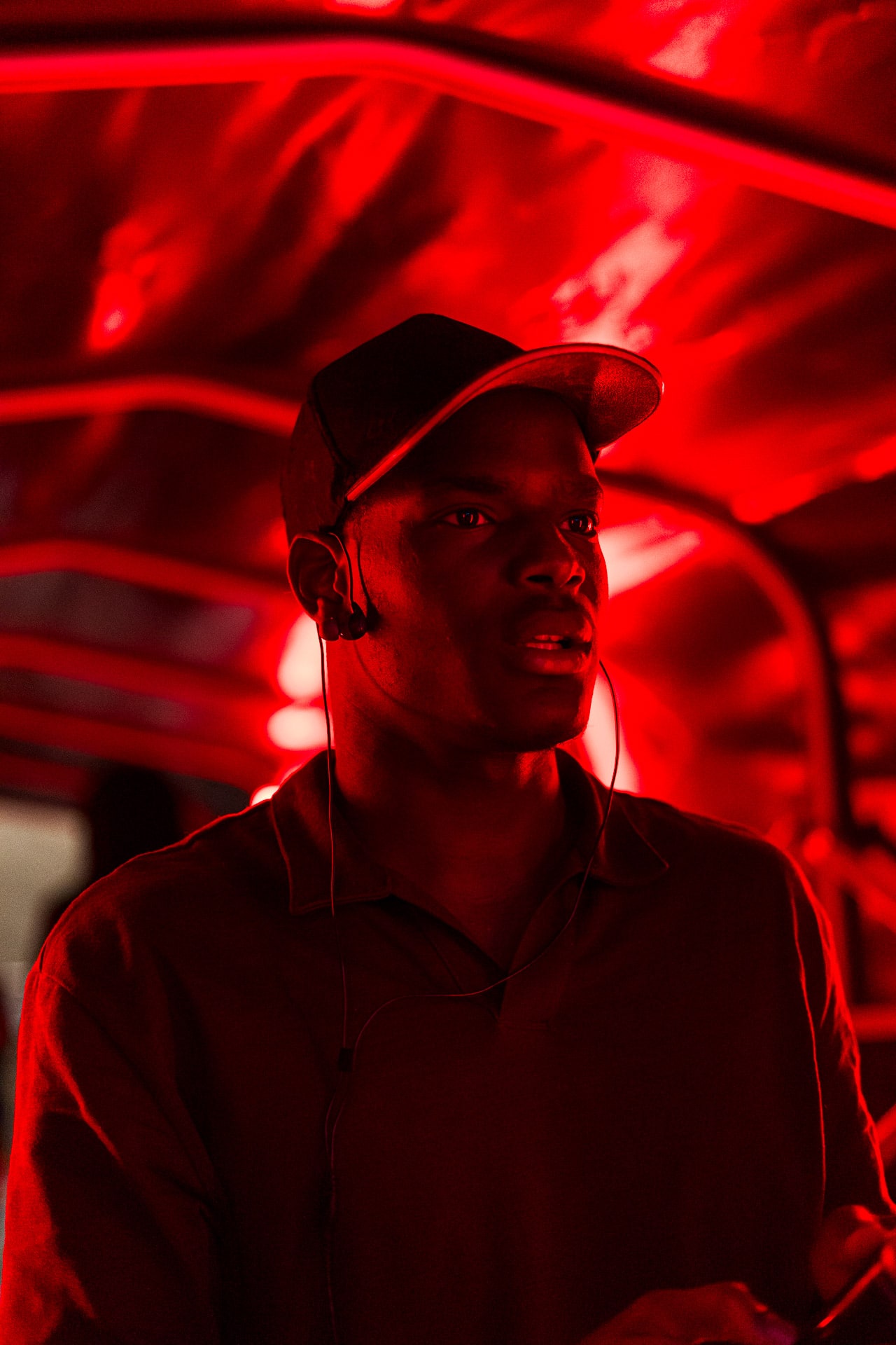 Portrait rouge intense en coulisses