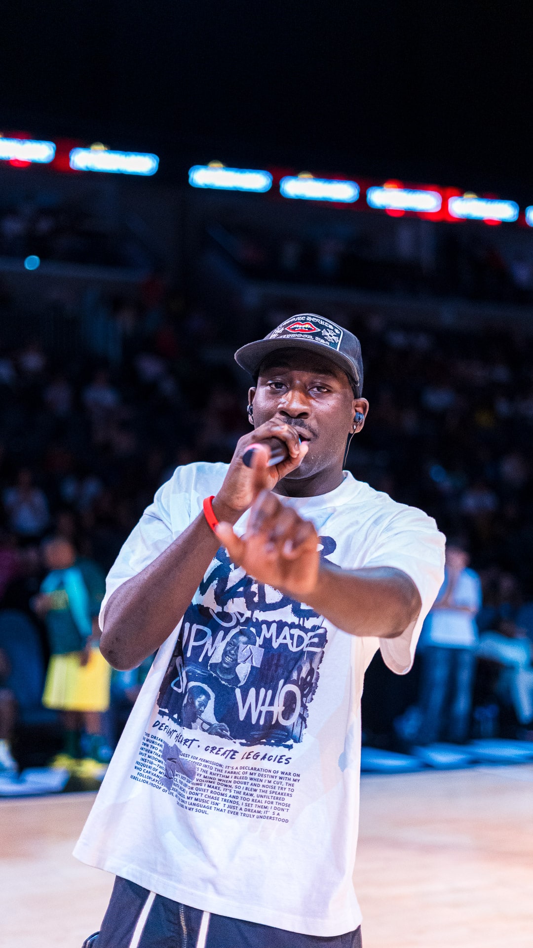 Rappeur au micro, t-shirt graphique