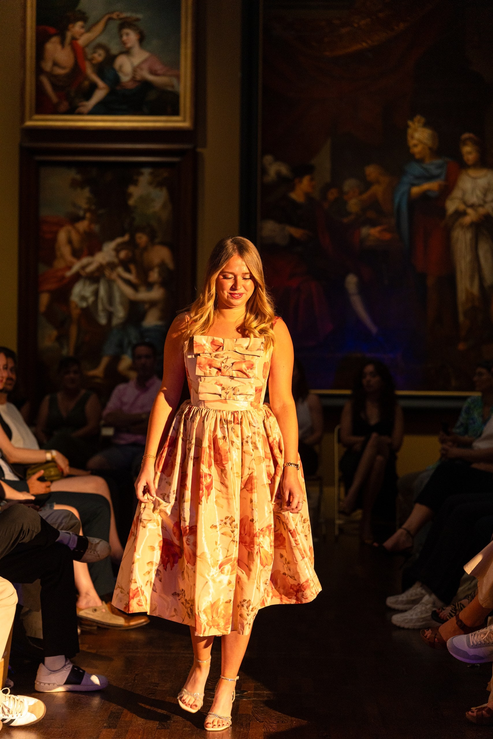 Robe fleurie en pleine lumière, galerie de tableaux