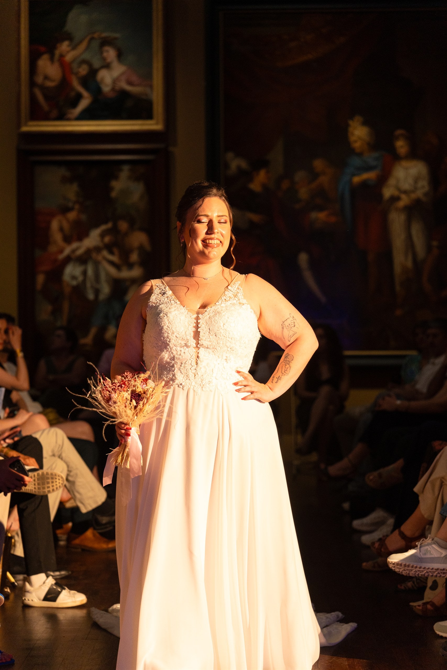 Robe de mariée, sourire sur le podium