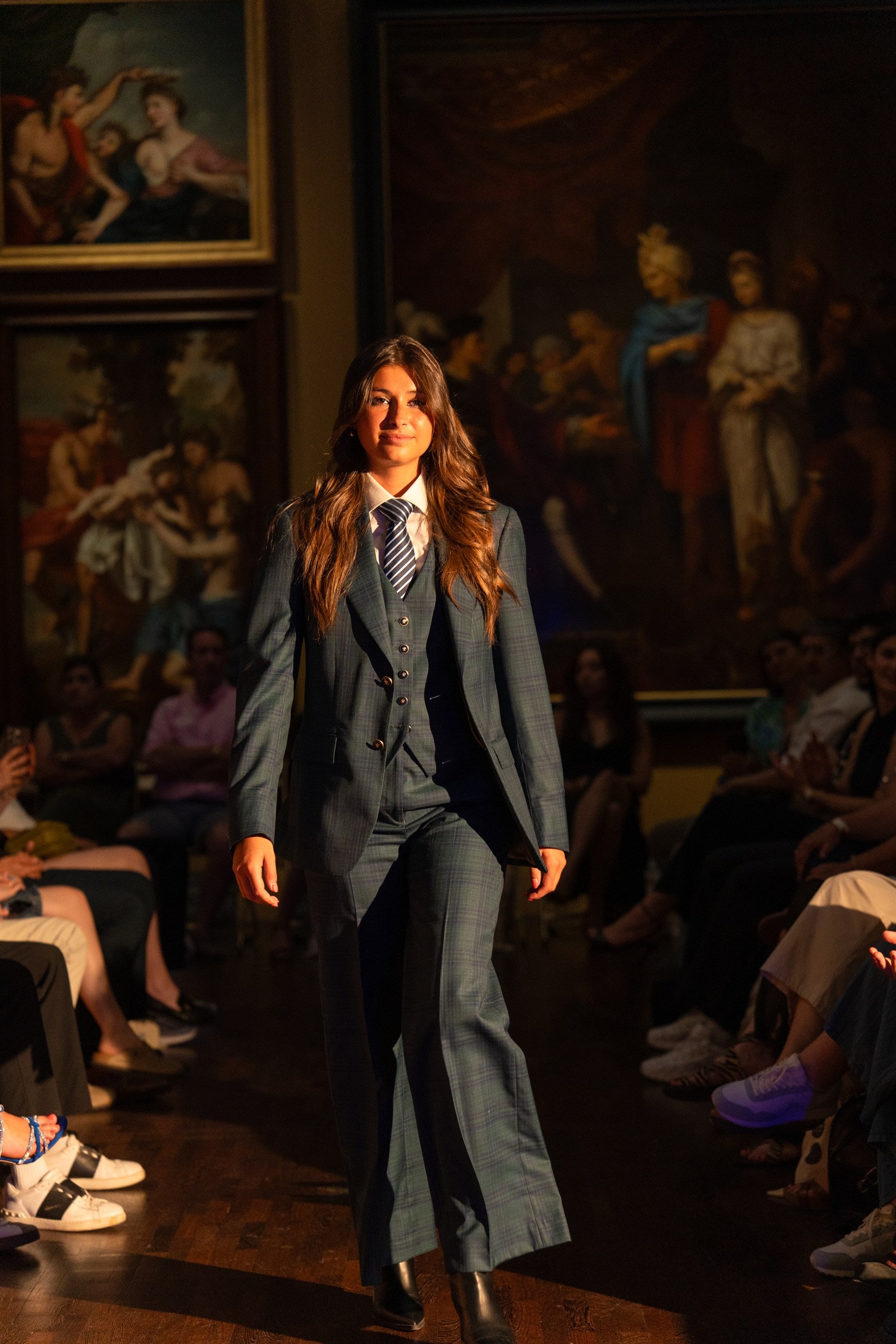 Tailleur gris, allure androgyne