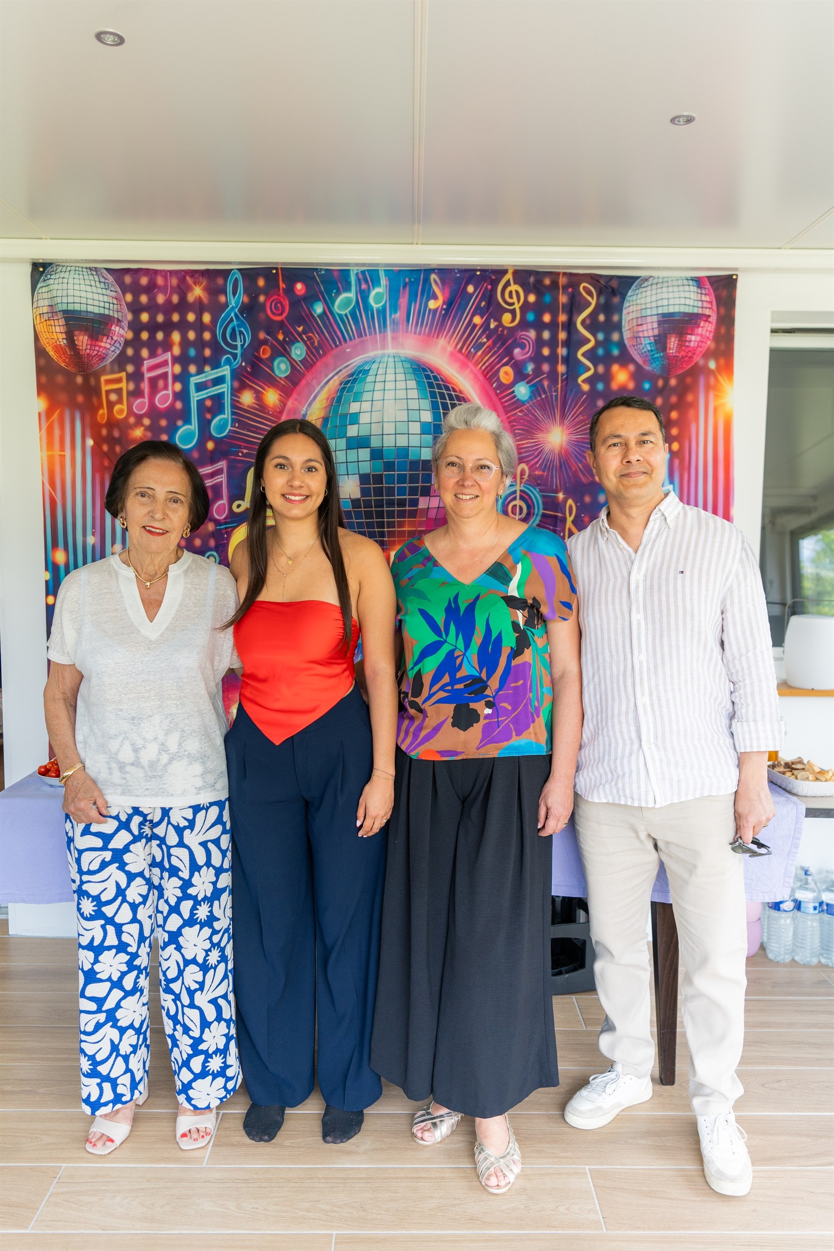 Photo de groupe devant le décor coloré