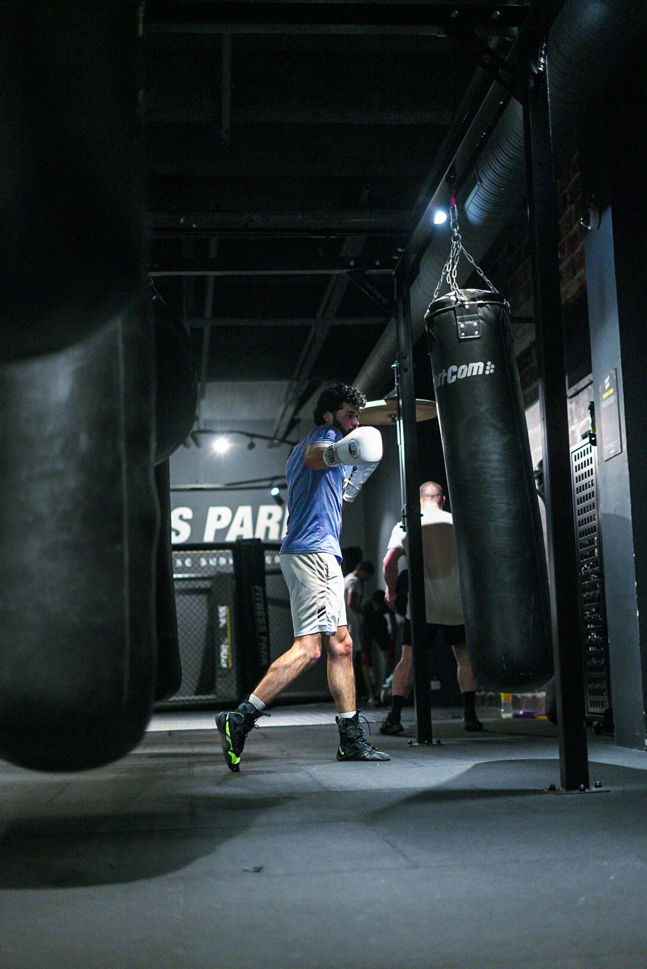 Entraînement en salle, entre deux exercices sous les néons