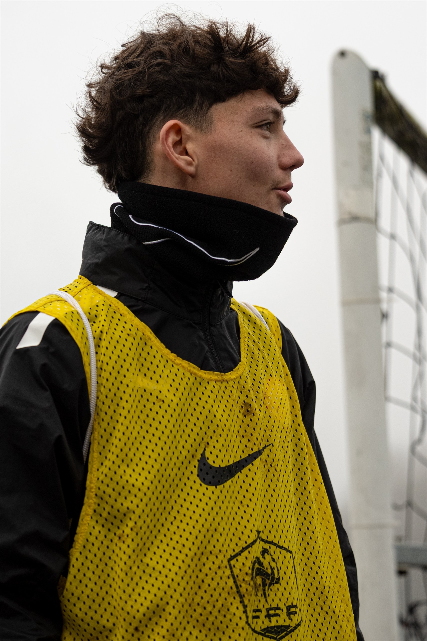 Portrait d'un remplaçant en chasuble avant d'entrer en jeu
