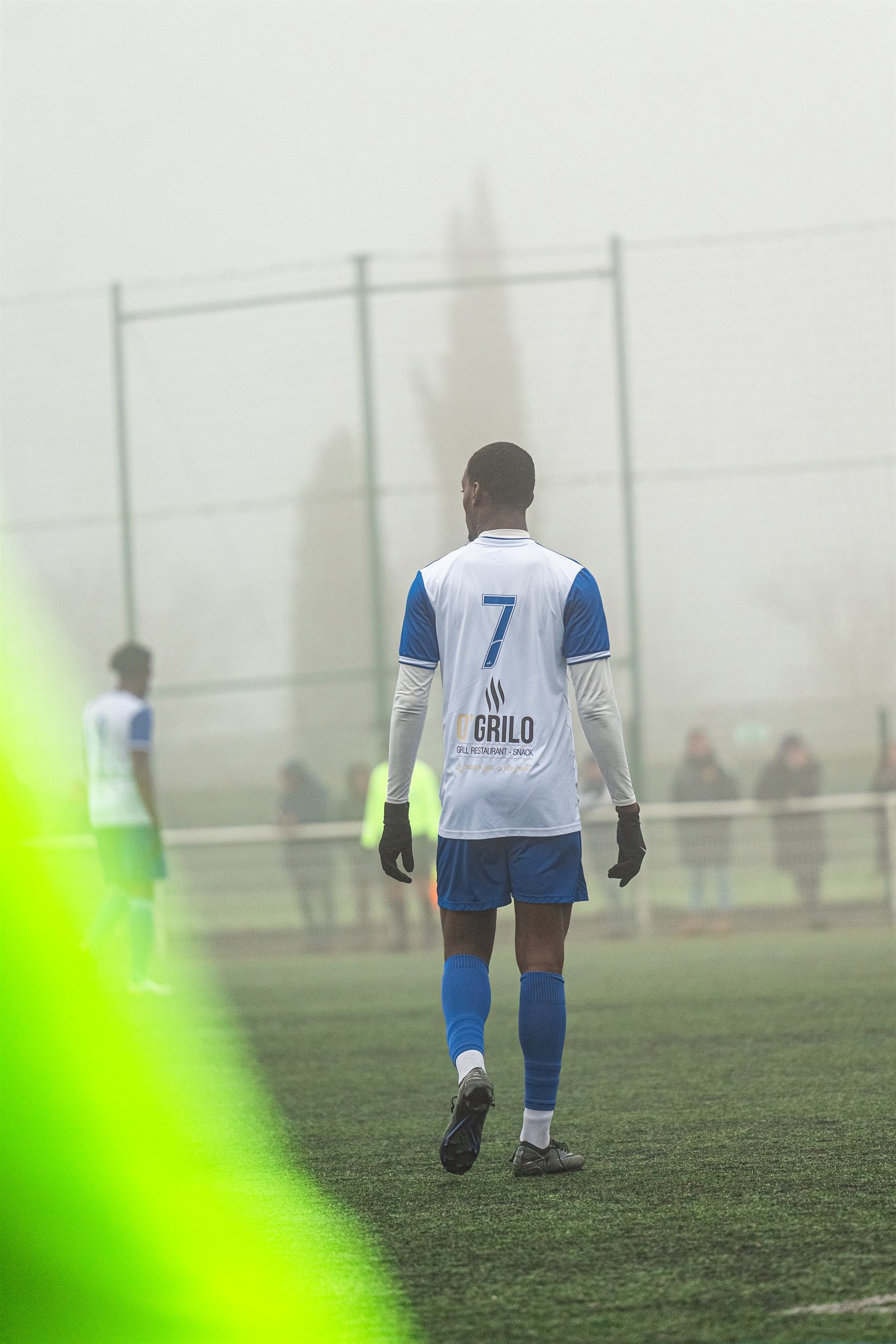 Footballeur dans le brouillard, maillot numéro 7