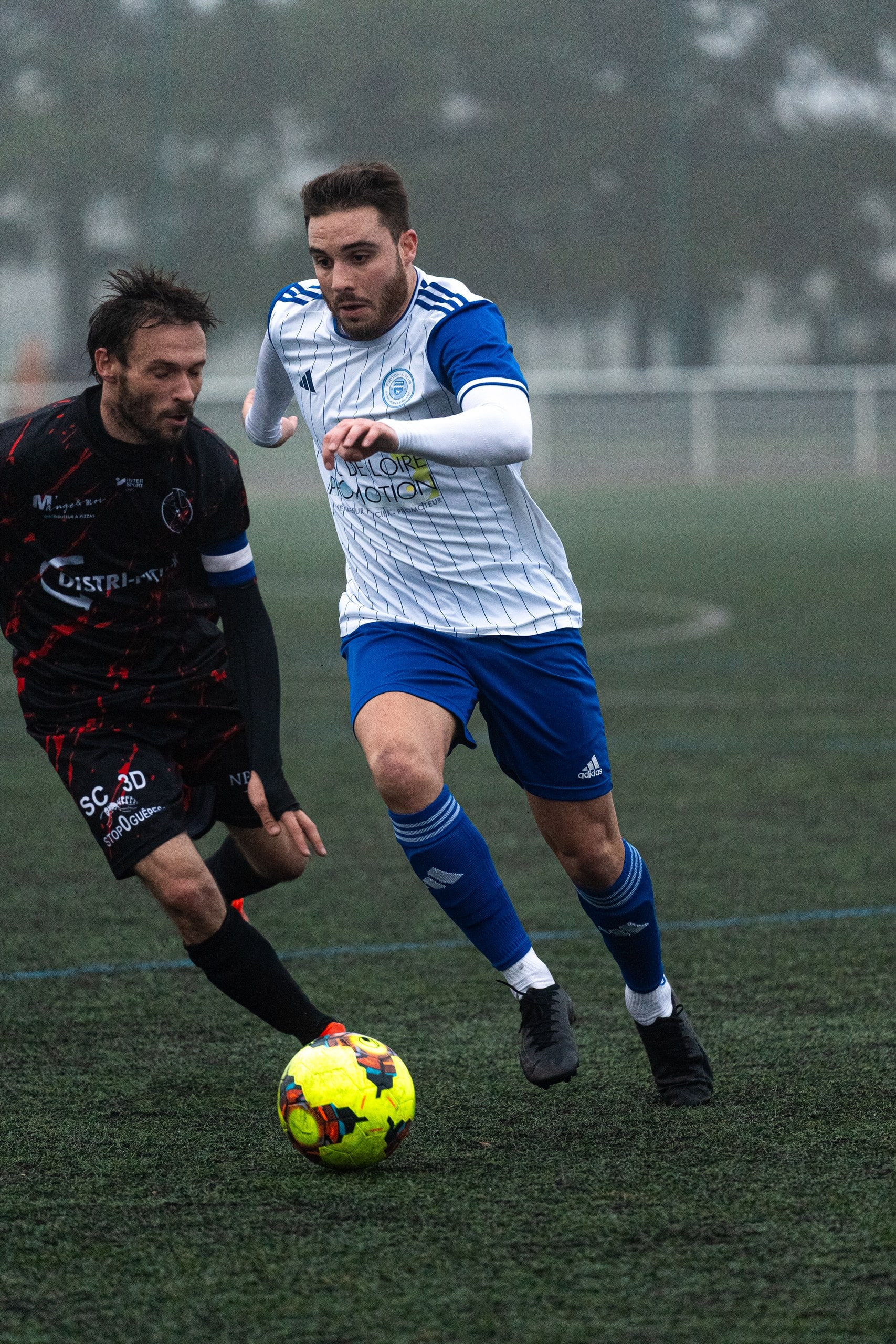 Duel pour le ballon entre deux attaquants