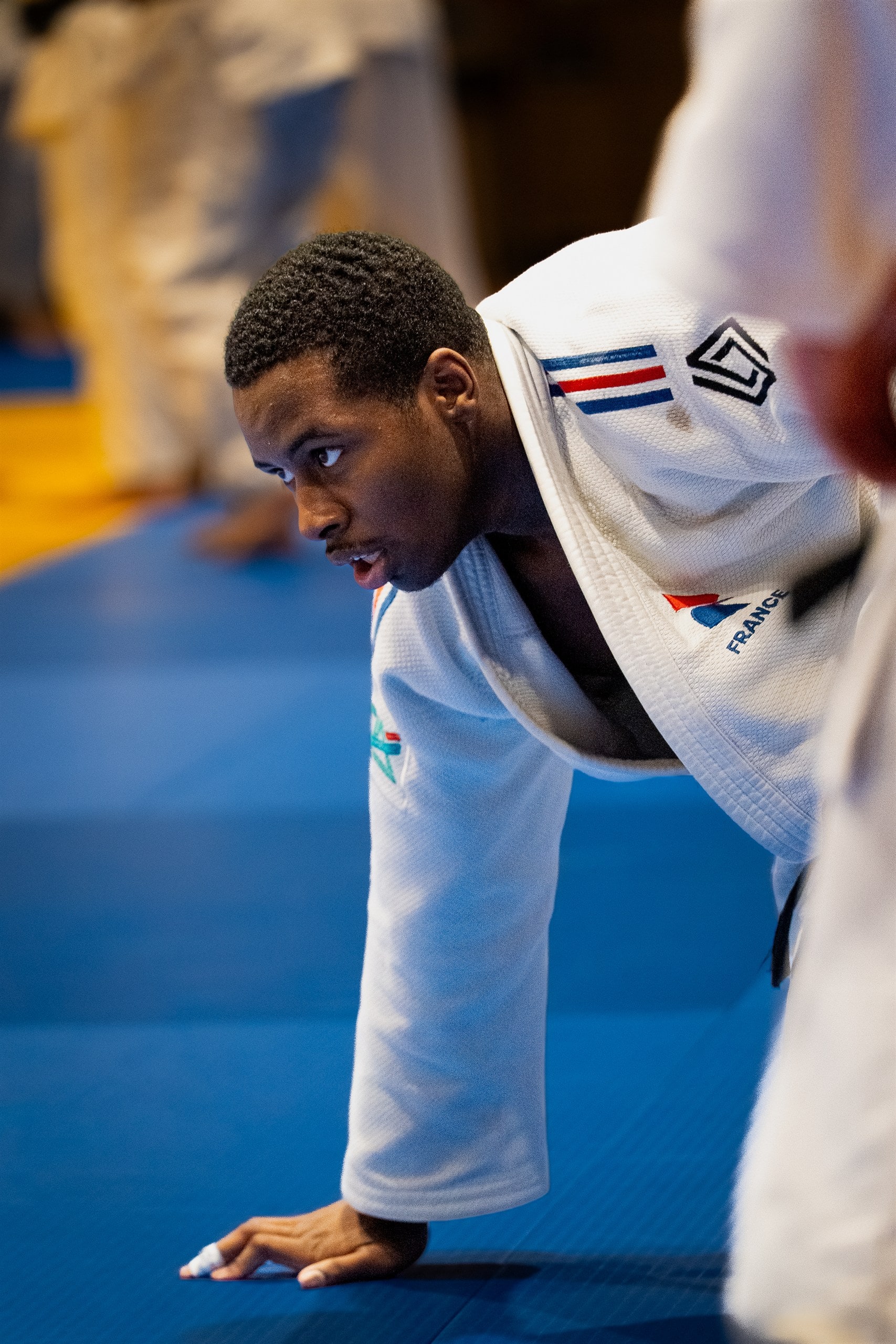 Judoka en kimono blanc, concentration avant le combat
