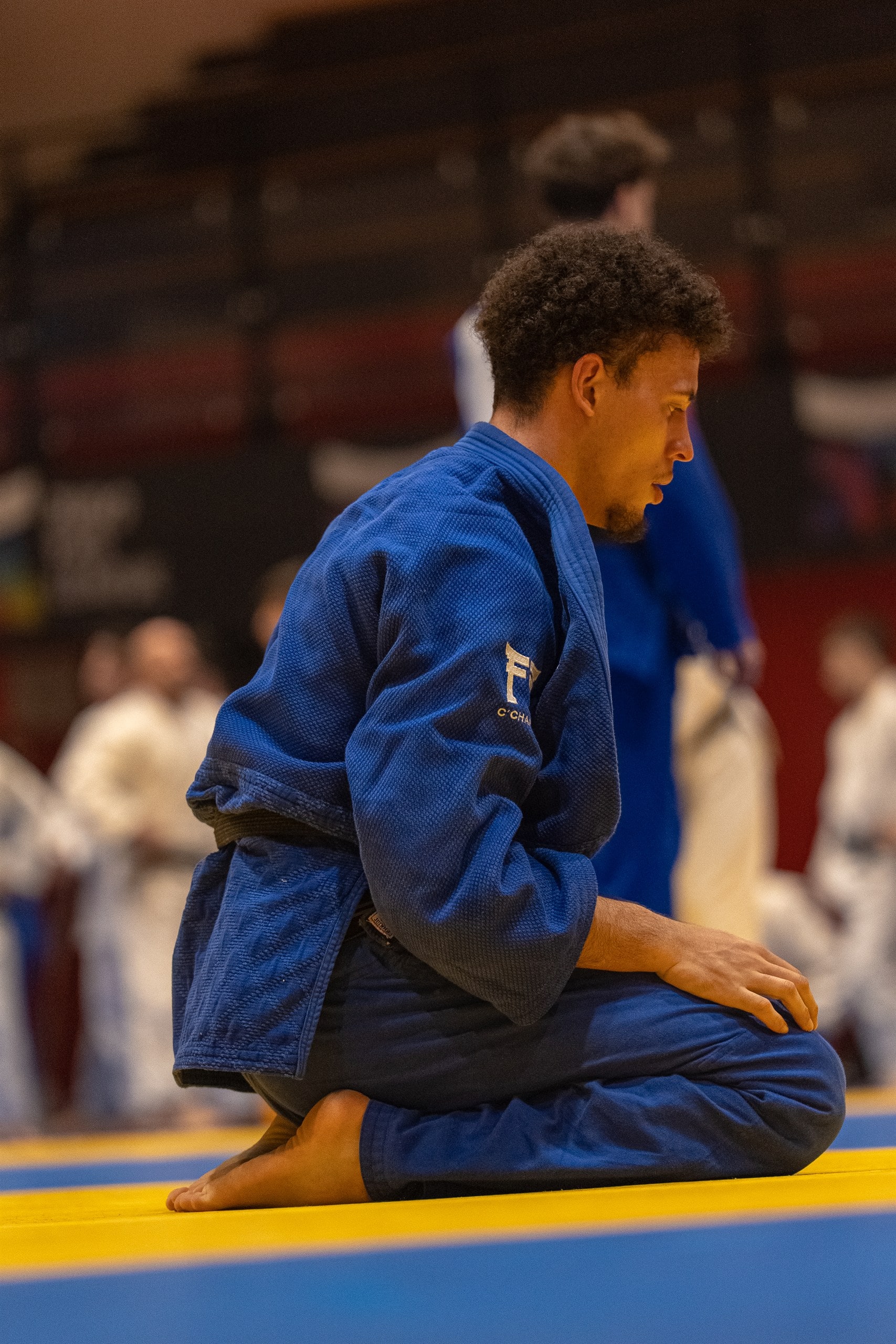 Judoka en kimono bleu, retour au calme après le combat