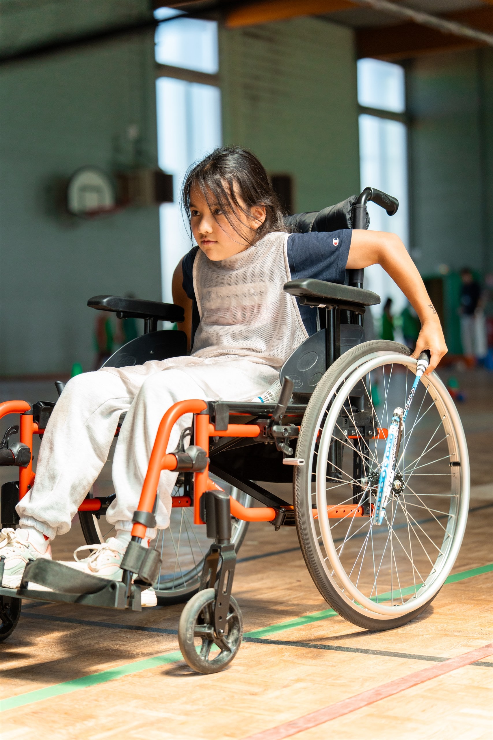 Sport en fauteuil, sourire et énergie