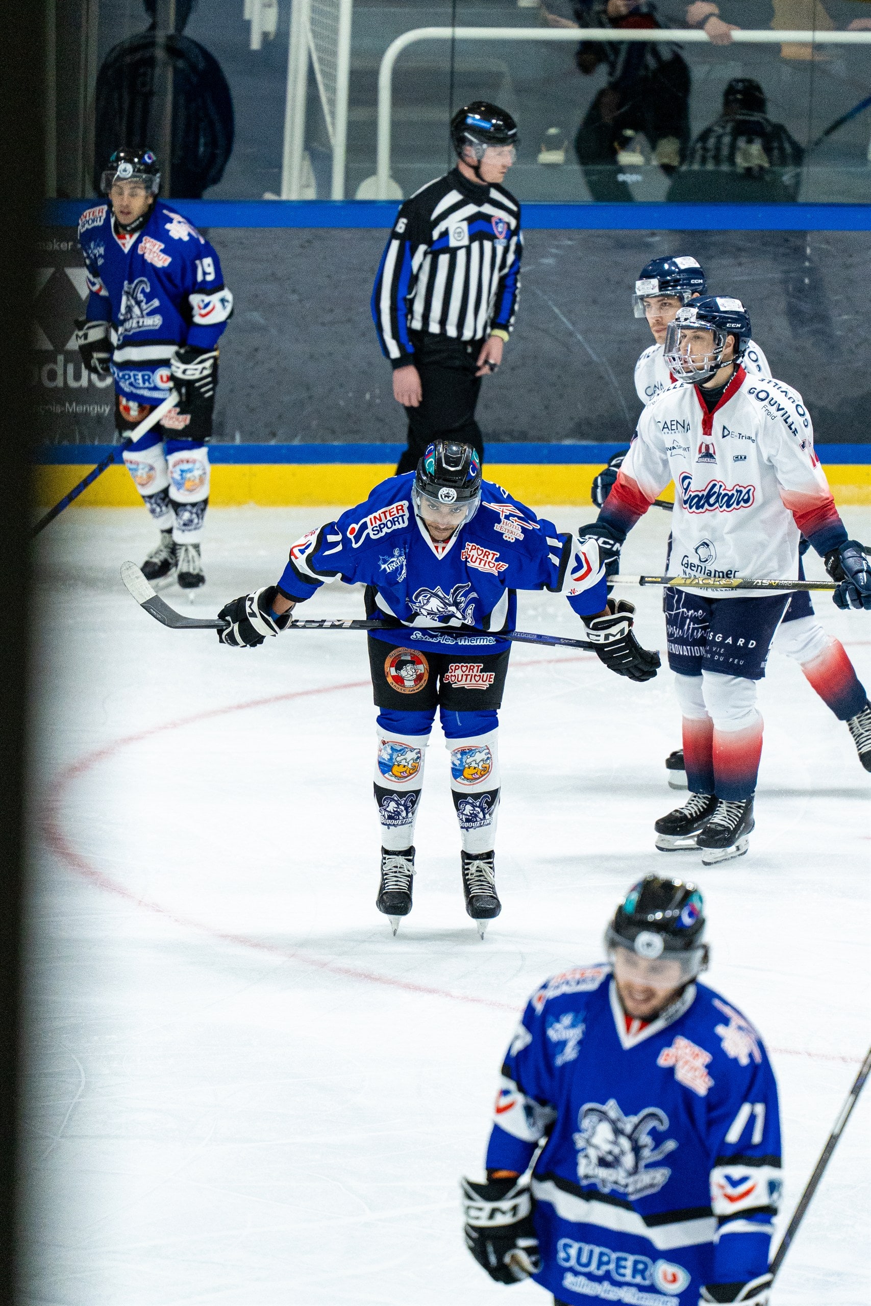Engagement au roller hockey sous l'arbitre