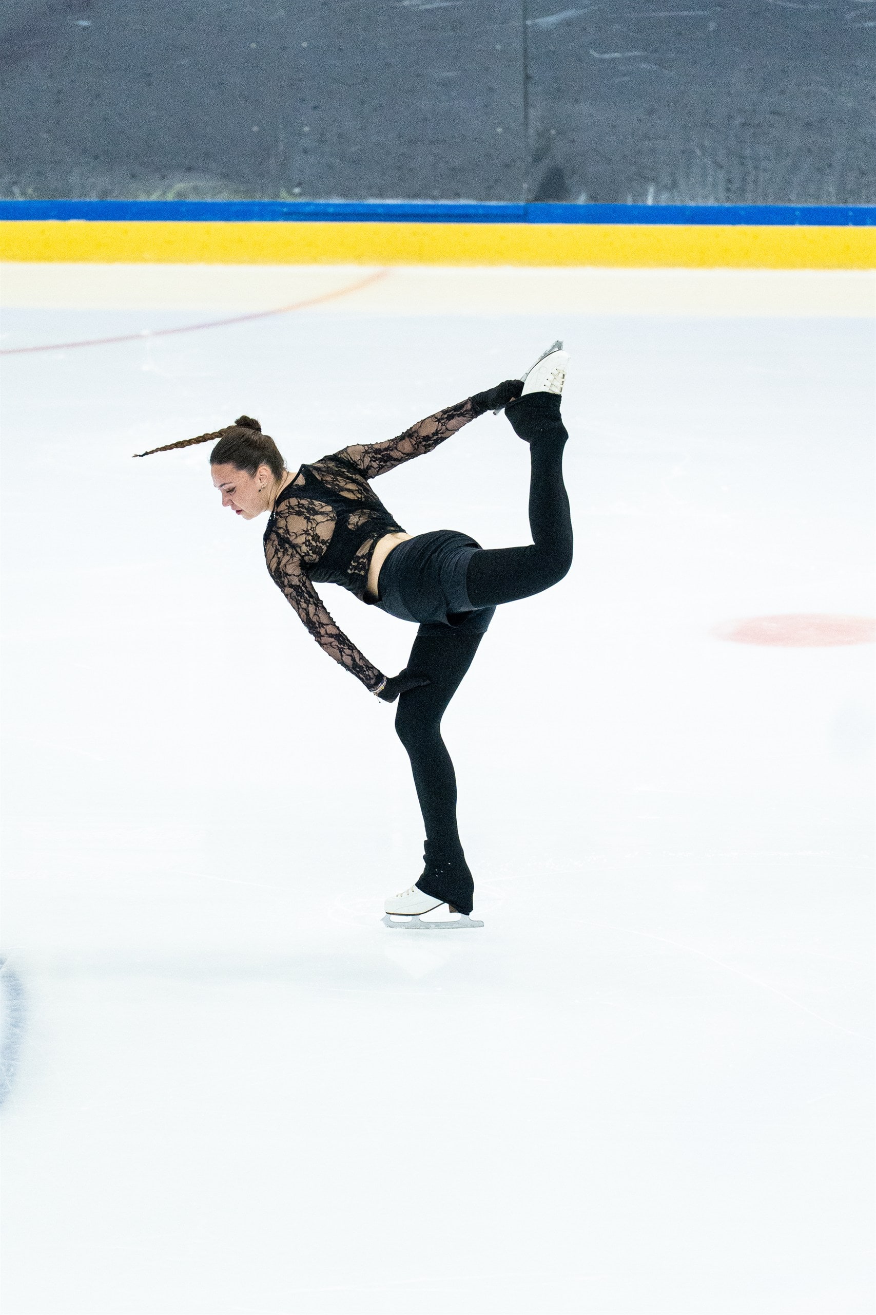 Patineuse artistique en pleine figure sur la glace
