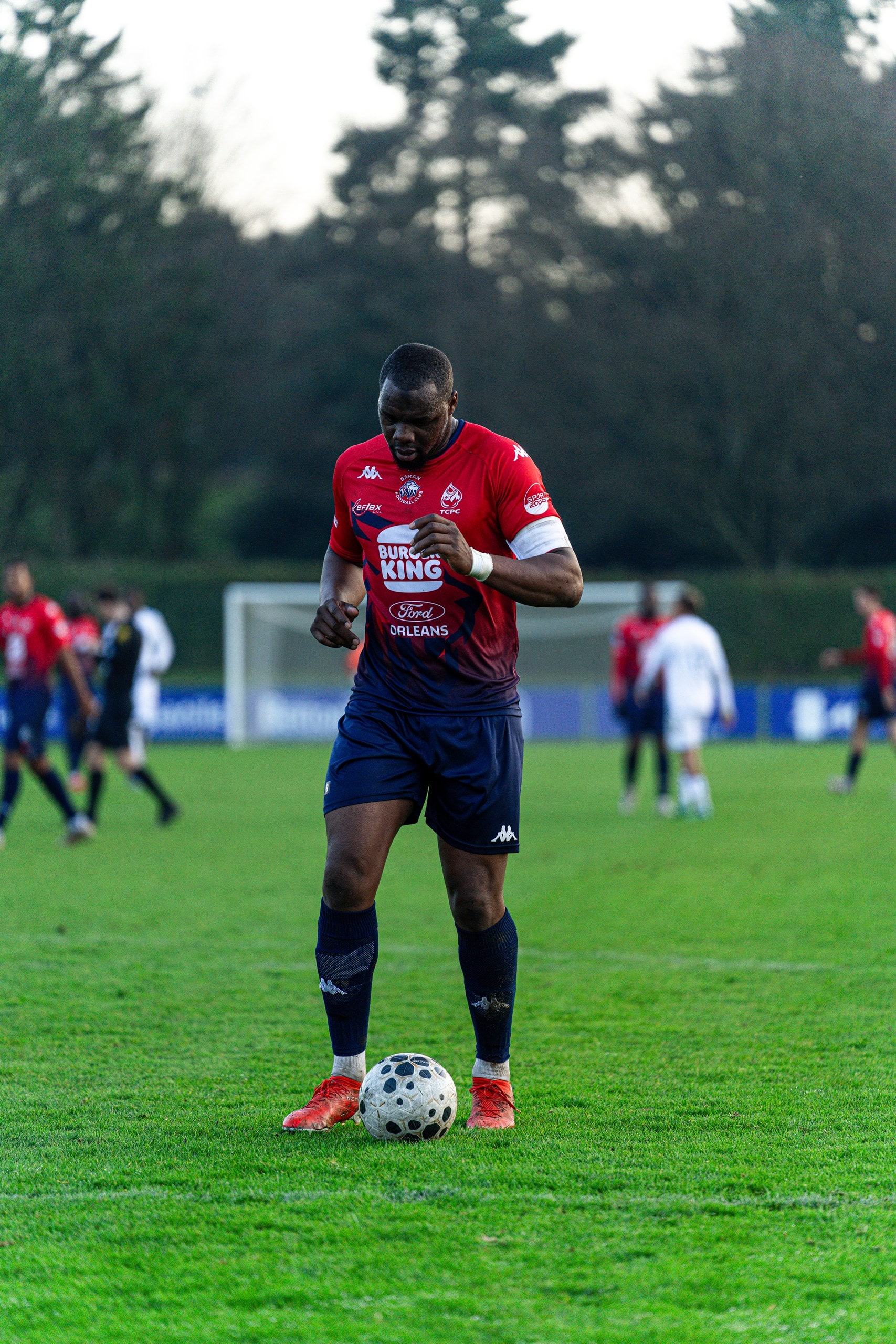 Le capitaine balle au pied, prêt à relancer