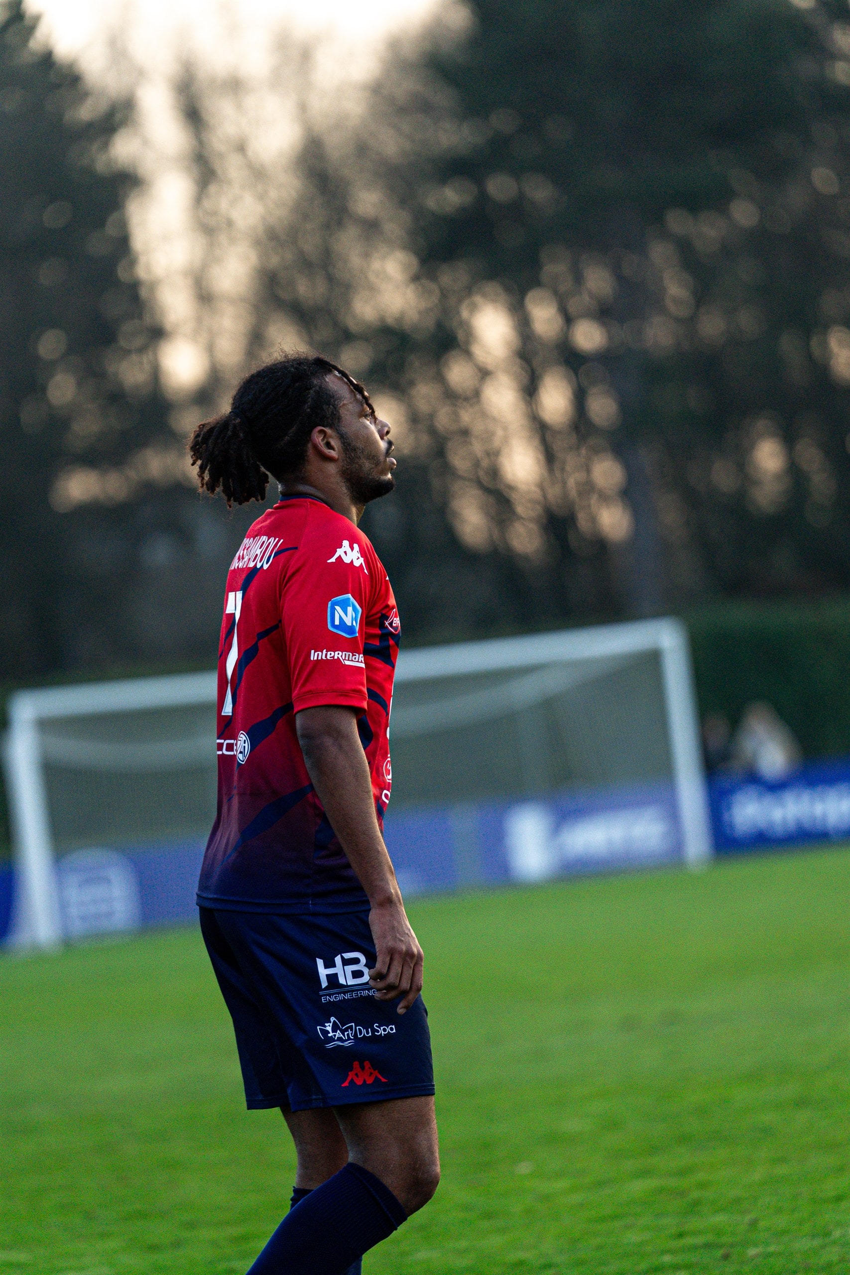 Attaquant suivant le ballon des yeux