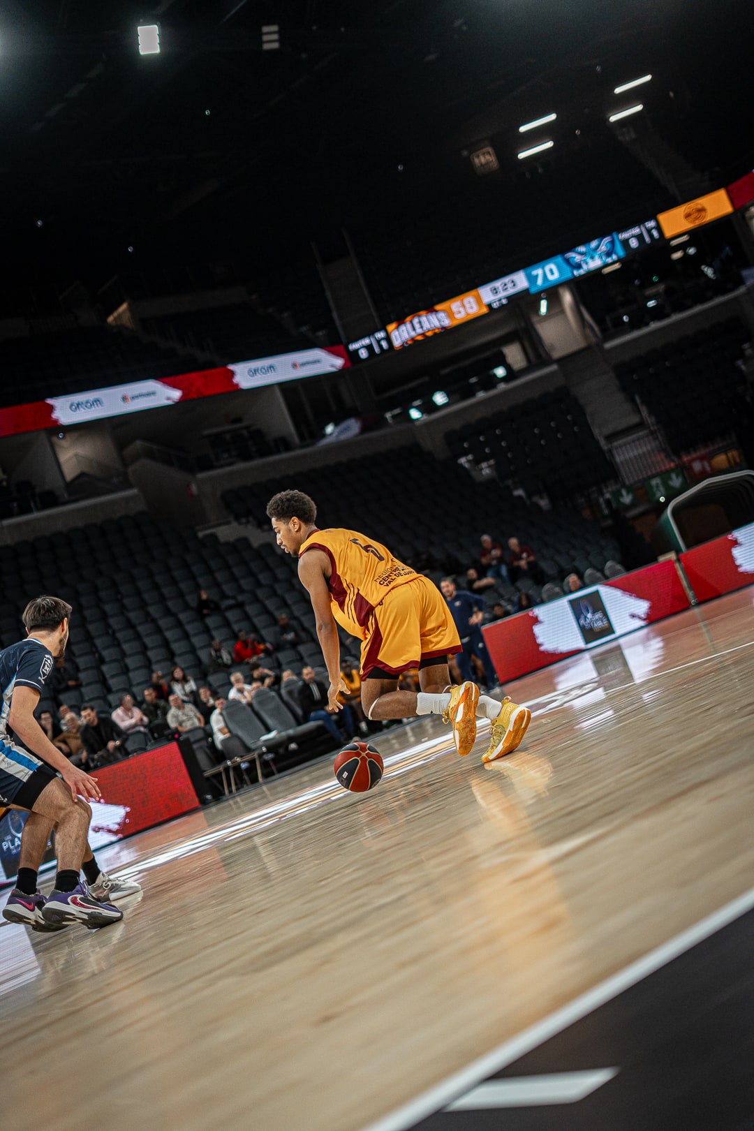 Dribble bas sous la pression du défenseur