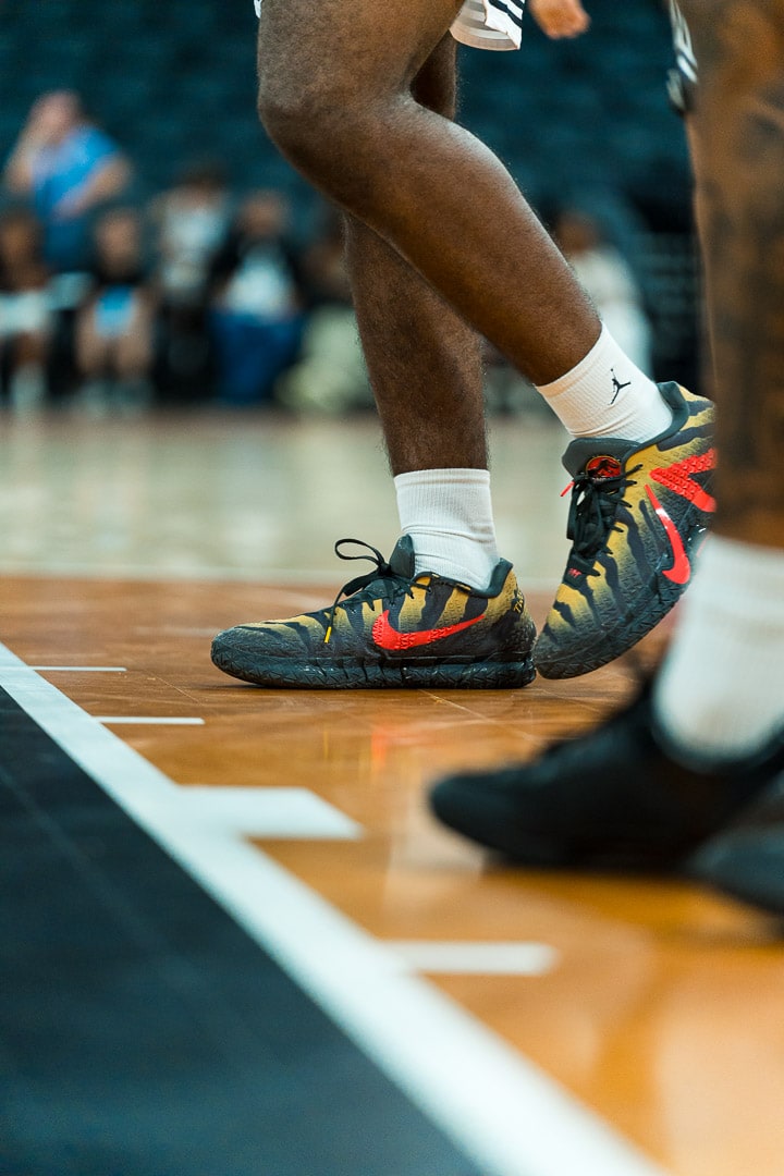 Détail : appuis et sneakers sur le parquet