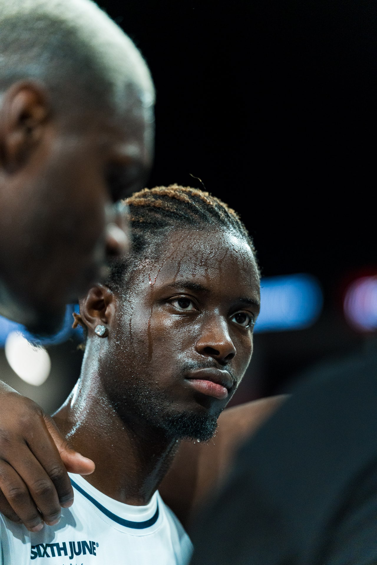 Deux joueurs côte à côte, maillots blancs