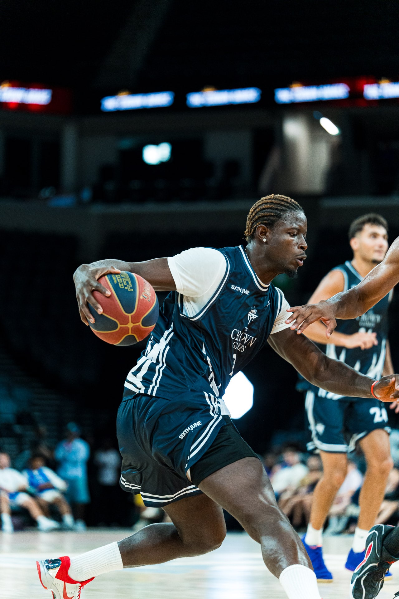 Dribble protégé face à la défense