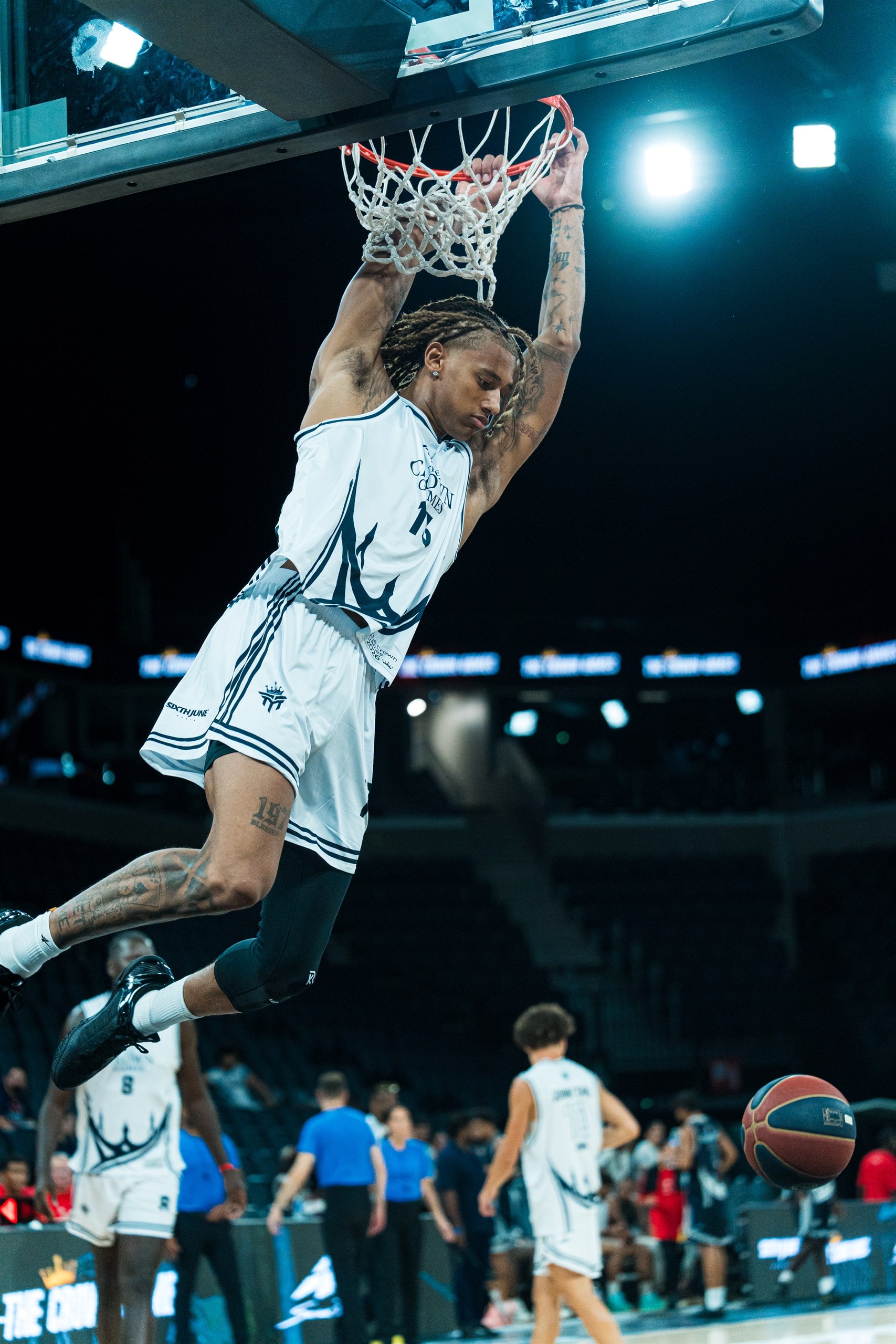 Dunk rageur, suspendu au cercle (The Crown Games)