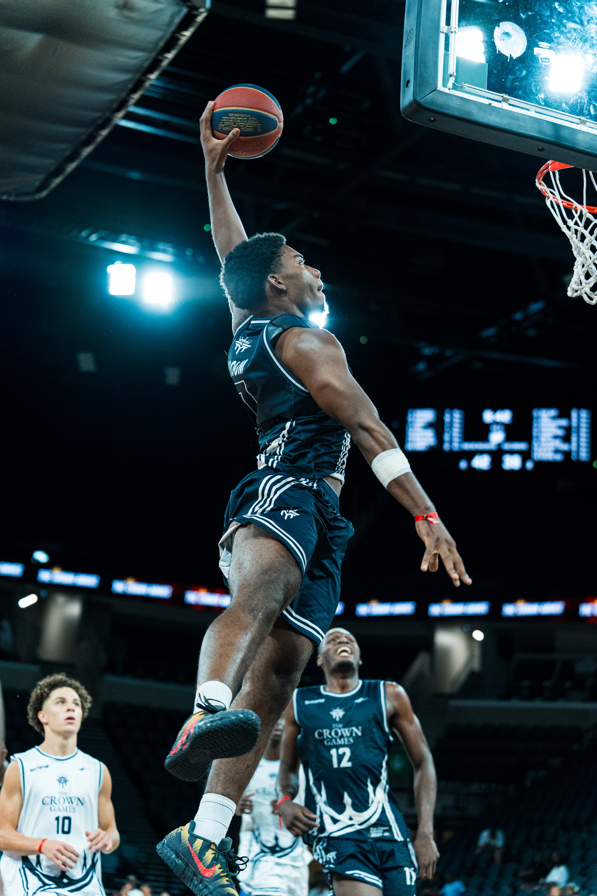 Envolée vers le dunk, panneau éclaté de lumière