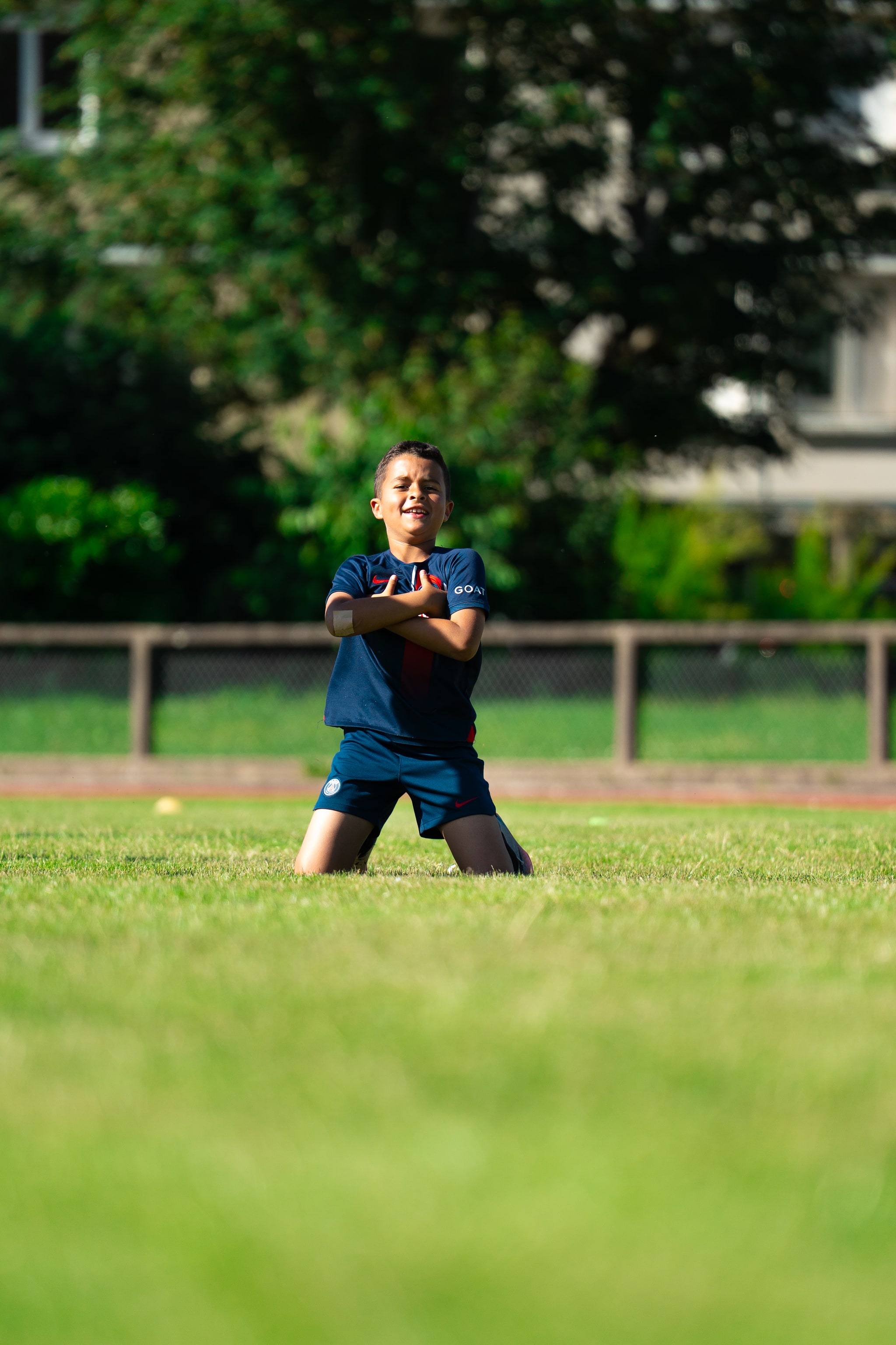 Jeune joueur lancé sur le terrain au soleil