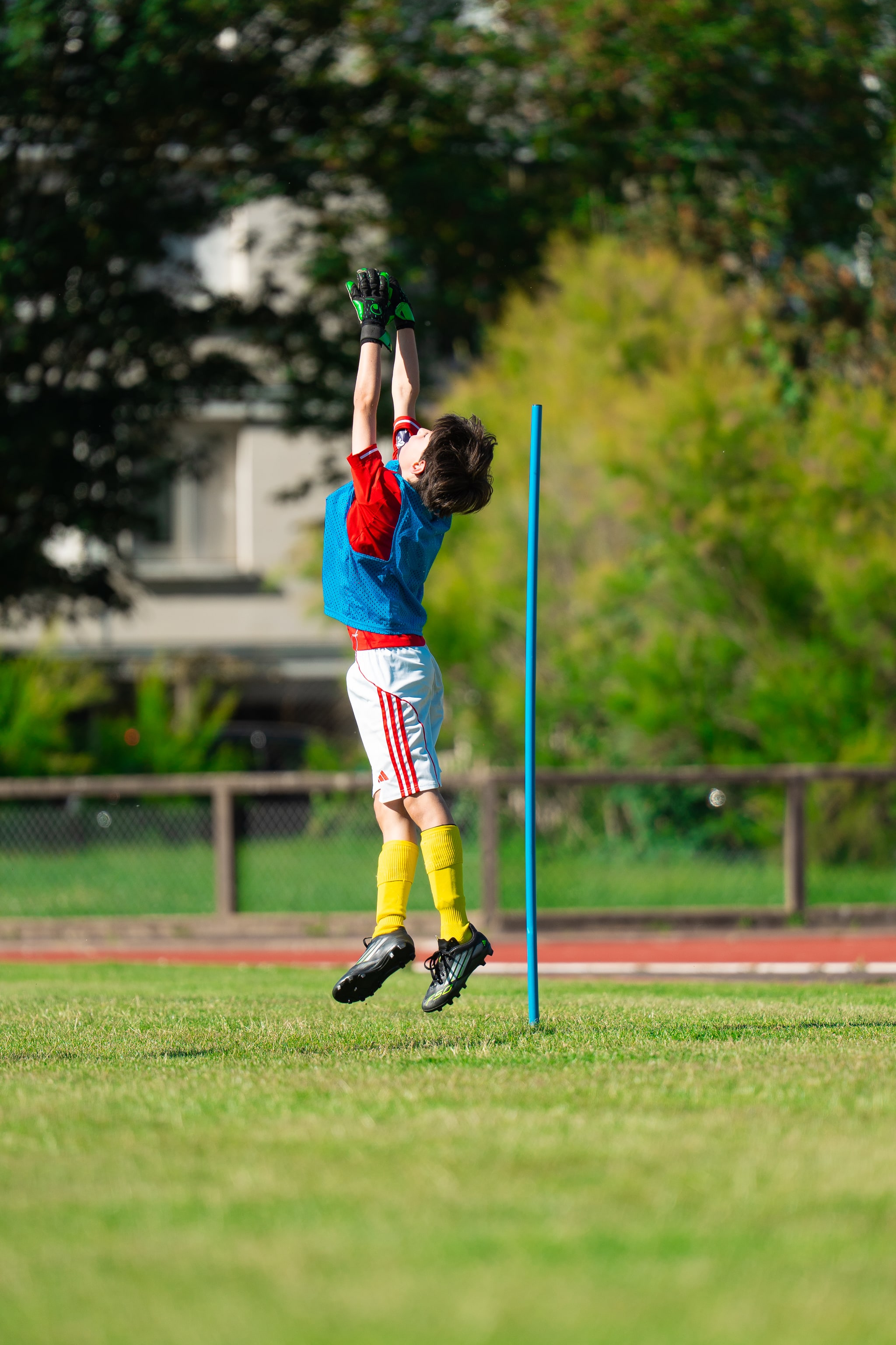 Gardien en herbe, envolée vers le ballon