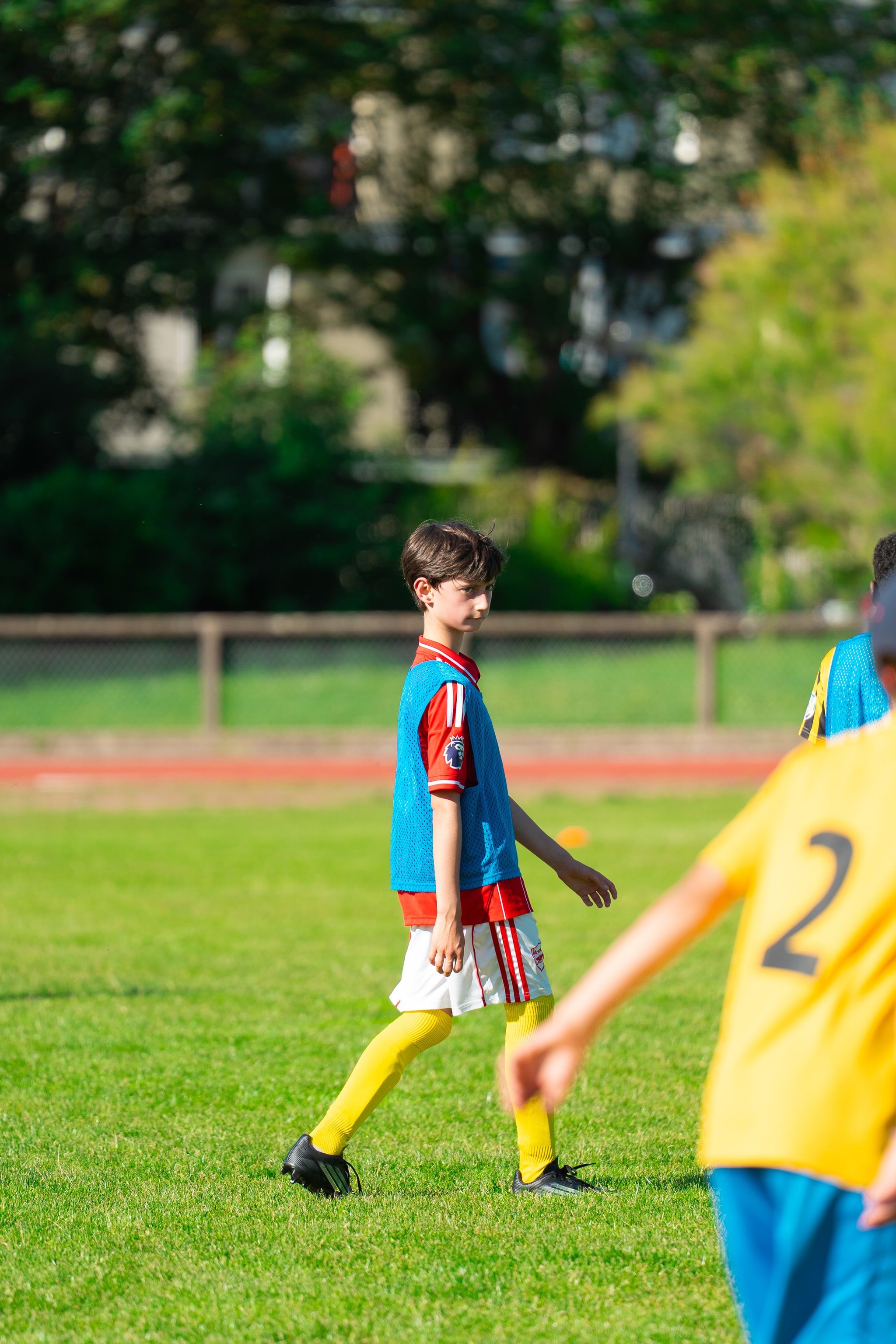 Fin de séance, les jeunes quittent le terrain