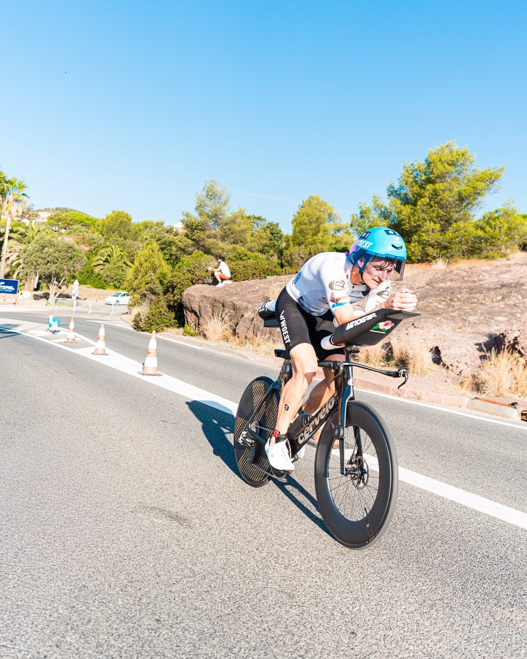 Cycliste en position aéro sur la route côtière