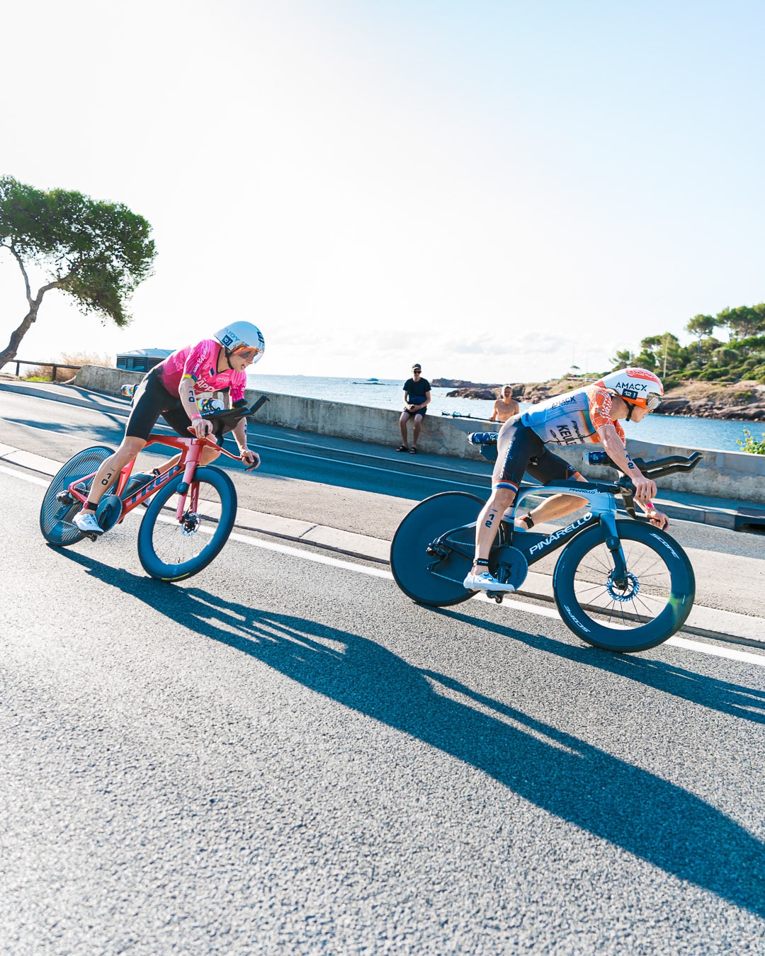 Deux cyclistes en action sur la route