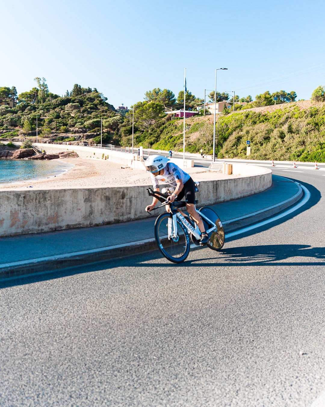 Cycliste sur la route en bord de mer
