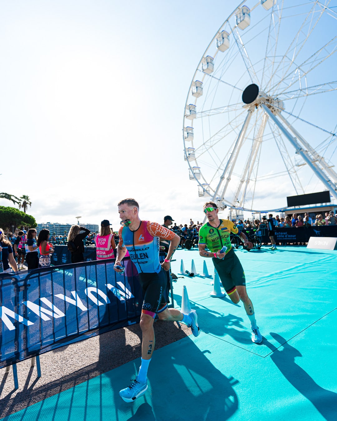 Course à pied, grande roue en arrière-plan