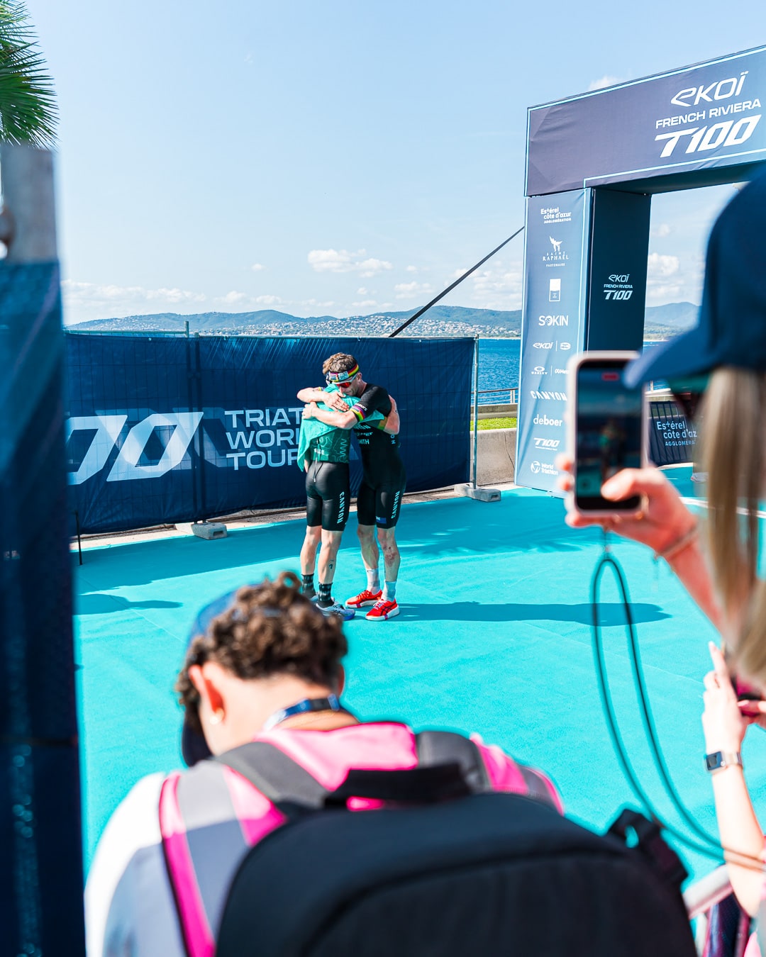 Ambiance du village triathlon au bord de l'eau