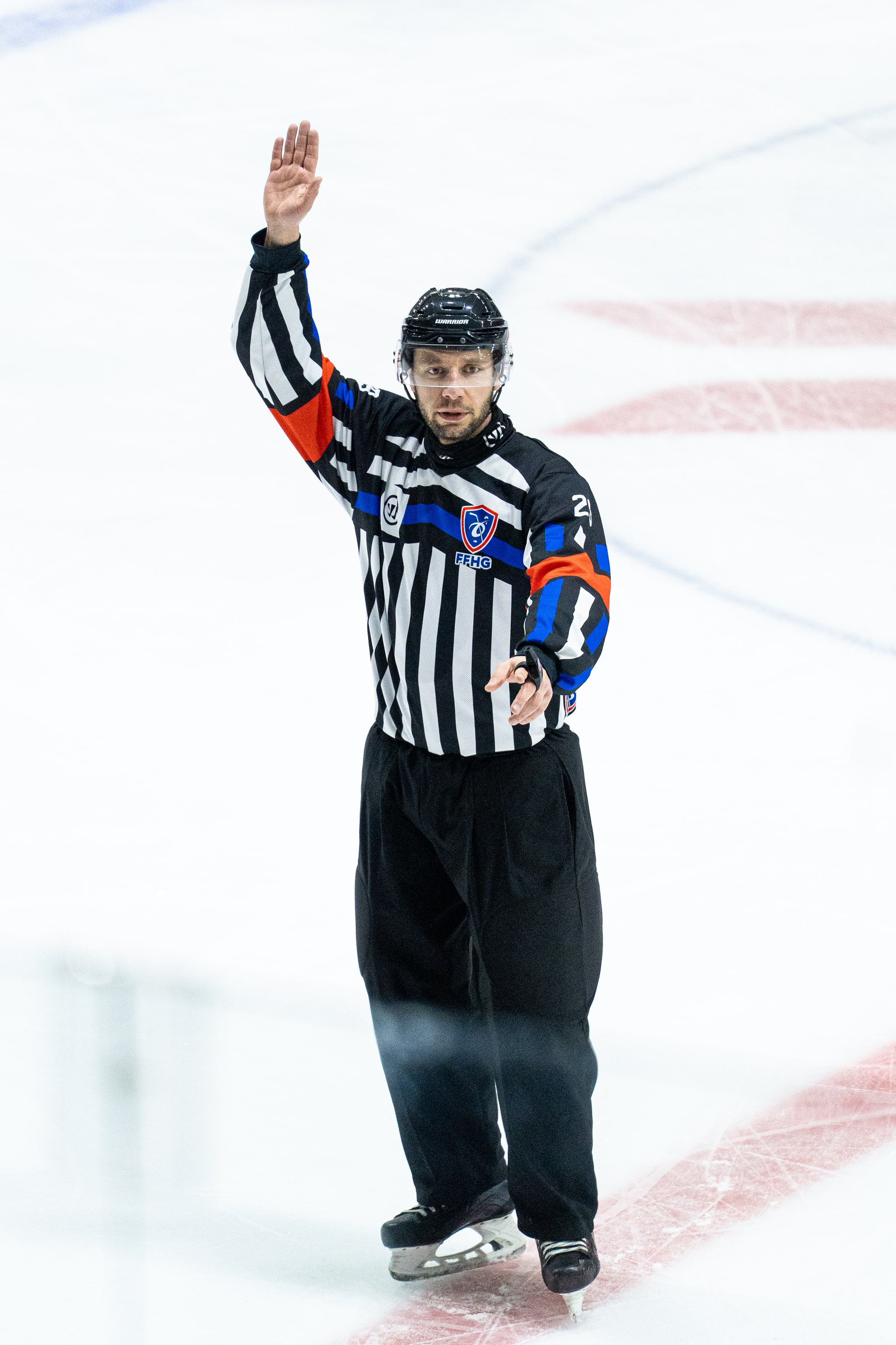 L'arbitre signale la faute