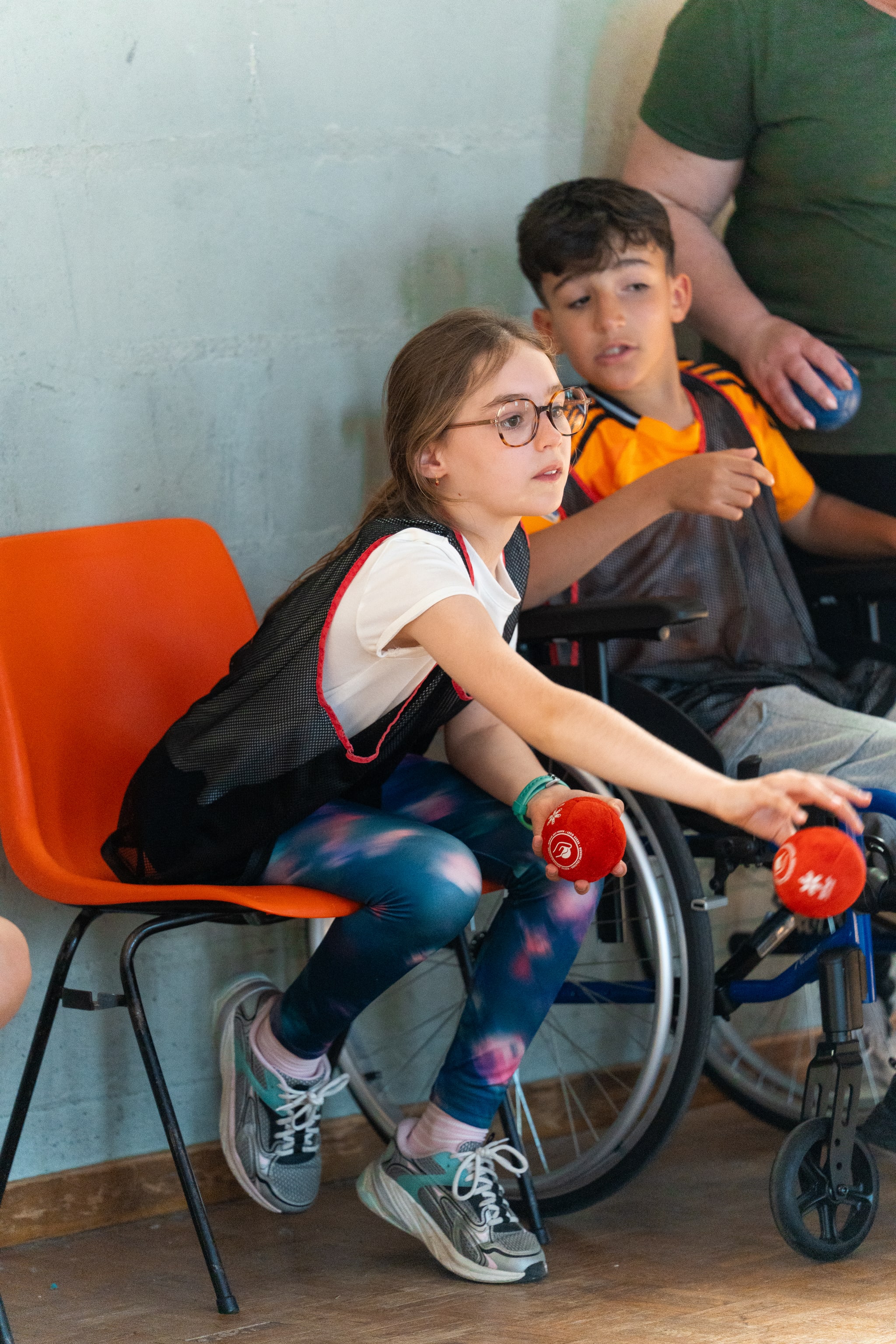 Atelier multisport, fauteuil et jeunes réunis